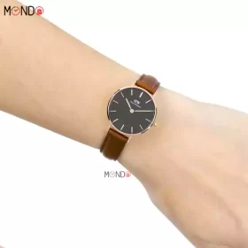 نمای دست ساعت مچی ساعت مچی زنانه دنیل ولینگتون مدل DW00100225 بند چرمی قهوه ای
