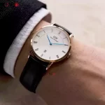 نمای دست ساعت مچی دنیل ولینگتون مدل DW0010038 Gold بند چرمی مشکی با قاب استیل طلایی