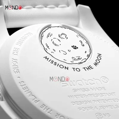 در پشت ساعت امگا سواچ سفید ماه اسنوپی Mission to Moonphase Snoopy